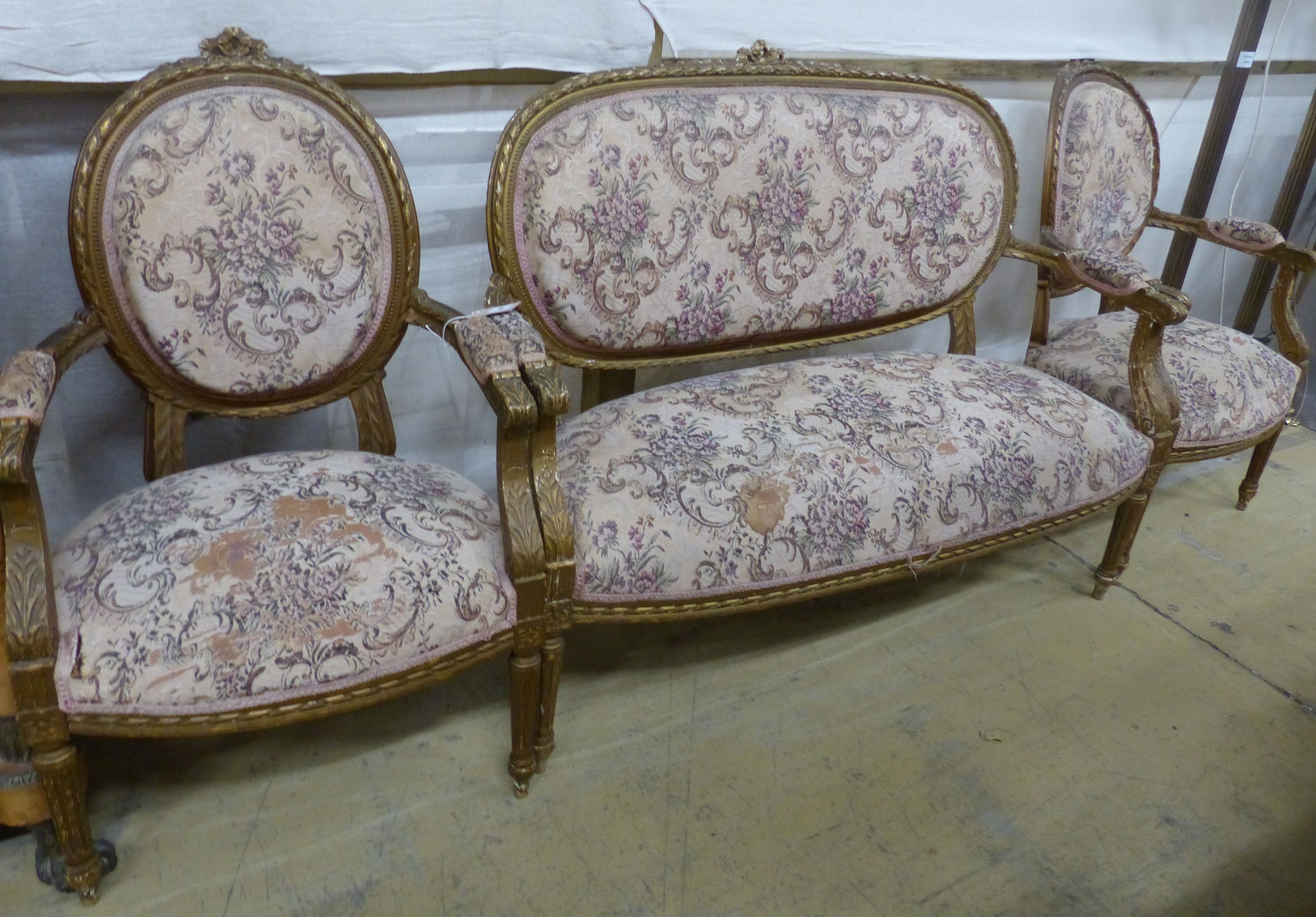 A Louis XV style carved wood three piece salon suite, settee W.118cm D.46cm H.95cm